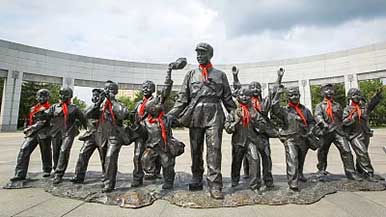 回望中汲取力量 前行中再创辉煌