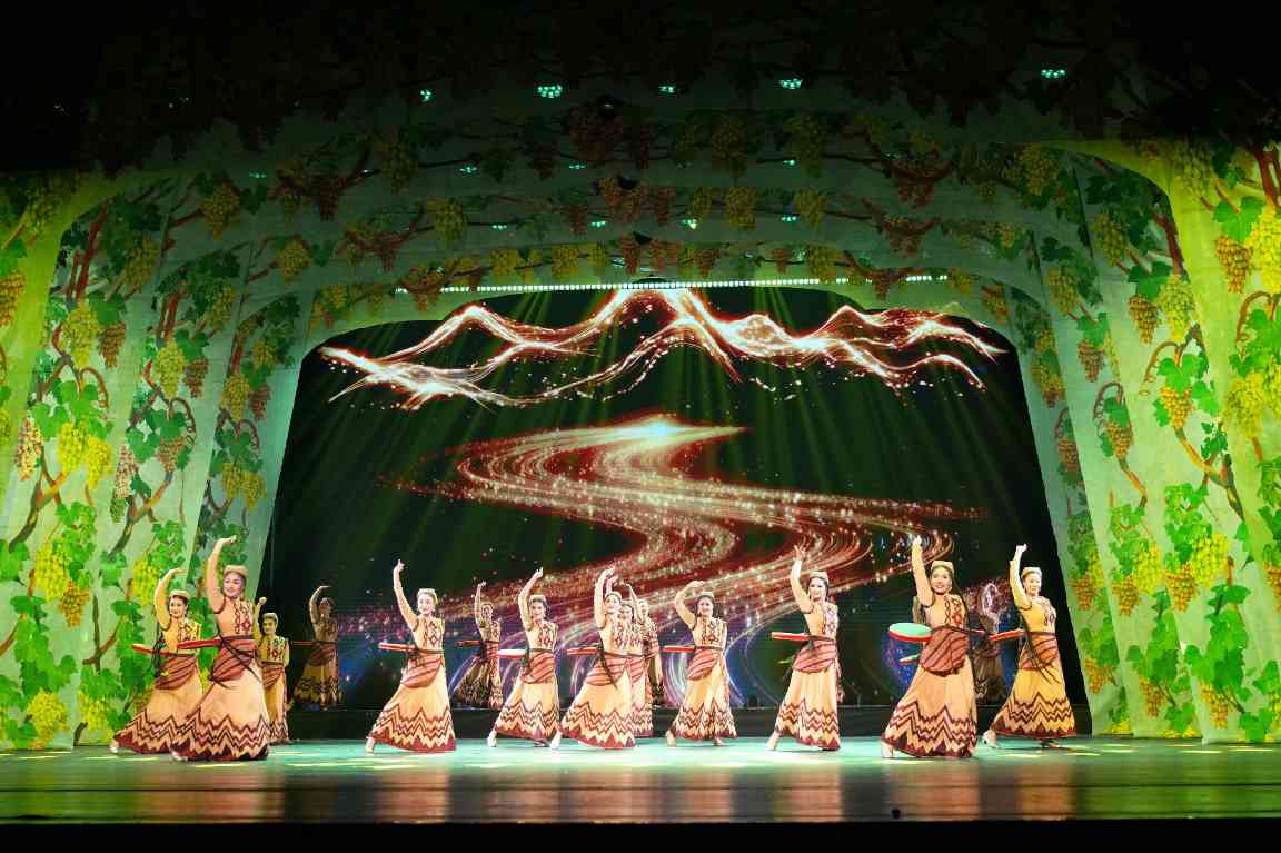 新疆大型音舞诗《吐鲁番的葡萄会唱歌》走进湖南