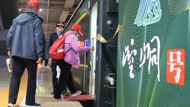 兰州到平凉：“银发专列”引领旅游新时尚