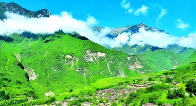 四川九寨沟县千户藏寨：雪峰彩林间的高原秘境