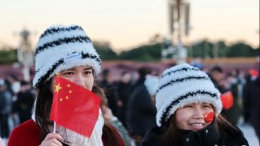 北京迎大风降温天气 寒风中游客“全副武装”游览天安门广场