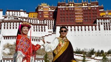 冬游西藏新风尚：藏装拍照、寄明信片成热门