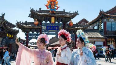 从“打卡”到“入戏”：当旅游遇上传统文化