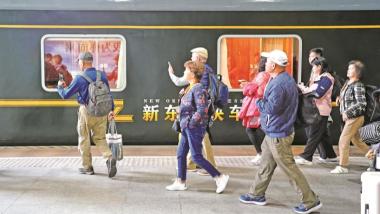 乘着银发列车去旅游 列车像移动的家 旅游是行走的诗