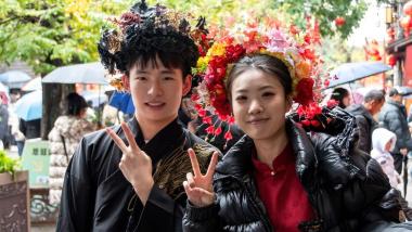 福州：簪花“簪”福气 千年坊巷展非遗风采