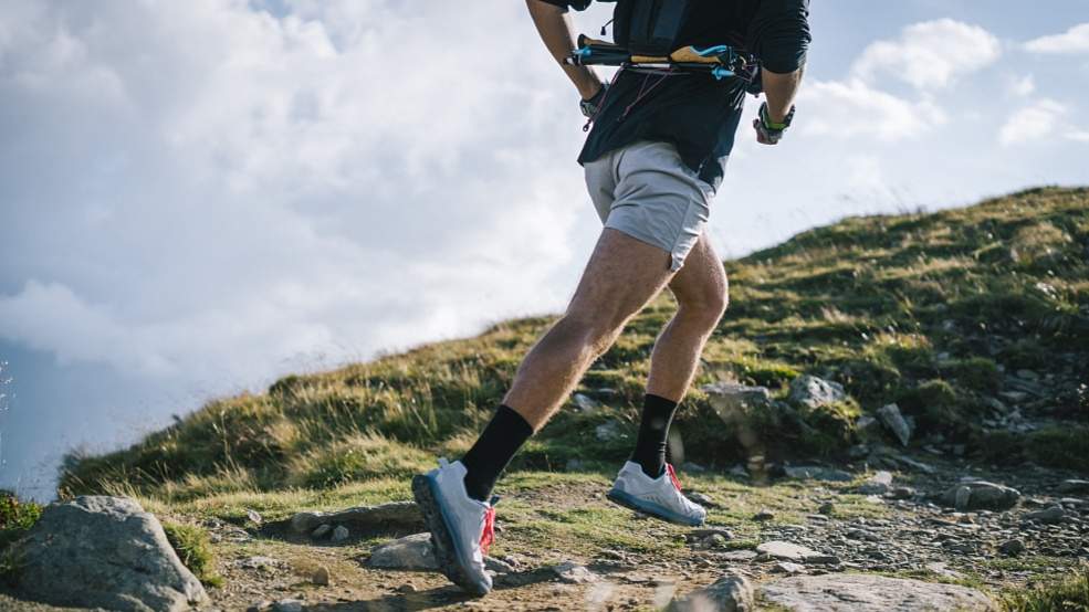 新华社评夜爬冰晶顶两人遇难：户外运动不是铤而走险