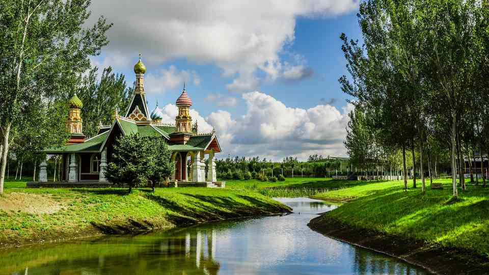 花式避暑+情绪价值 暑期旅游消费风向焕新